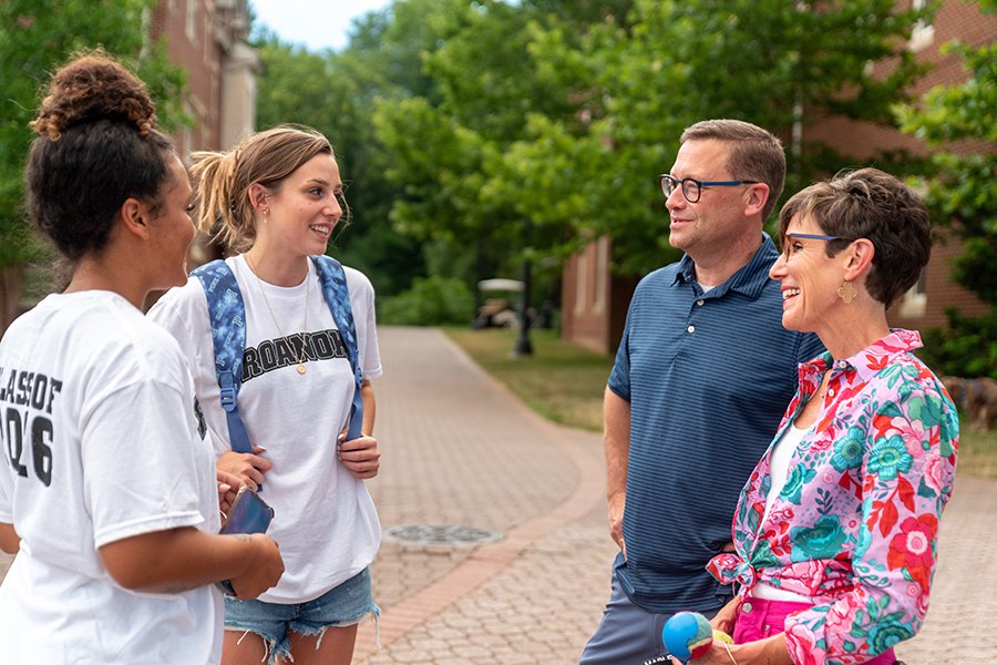 02_SummerOrientation_GreetingStudentsOnCampus.jpg