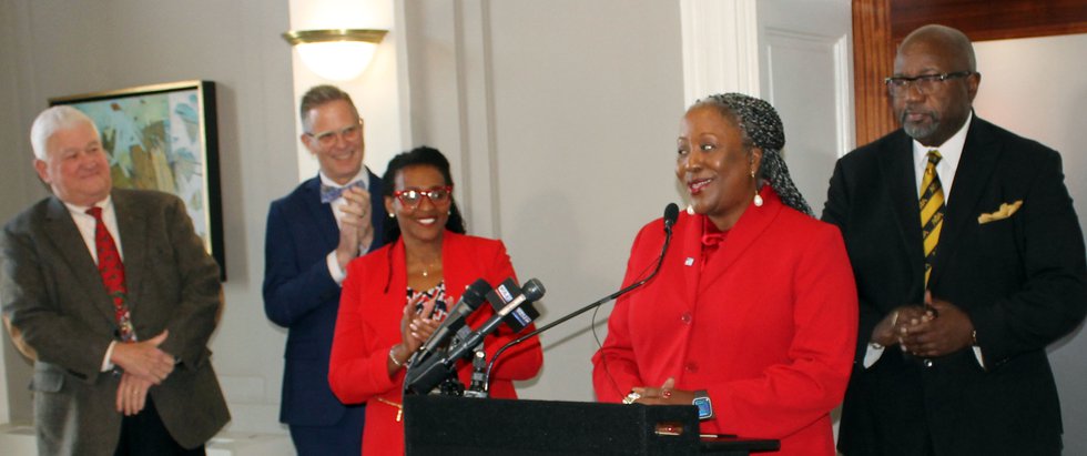 valmarie turner with council members.jpg