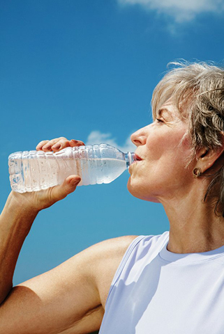 Water and healthy meal options, such as whole-wheat toast with low sugar jam or a vegetable packed salad help reduce inflammation, thus making the body feel better.