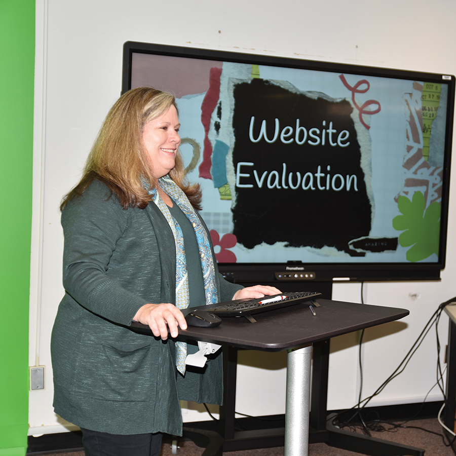 Kendel Lively leading a lesson at the Lord Botetourt High School library.