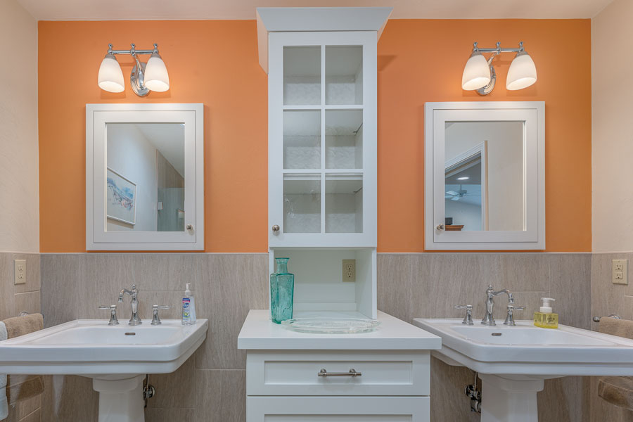 Pedestal sinks prevent the accumulation of items in a hard-to-reach place.