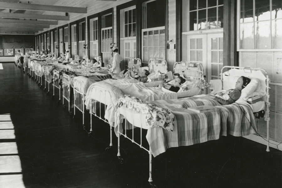 Patients slept on open verandas, regardless of temperature, due to the perceived benefit of inhaling fresh air.